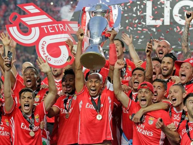 在电视机前 在电视机前